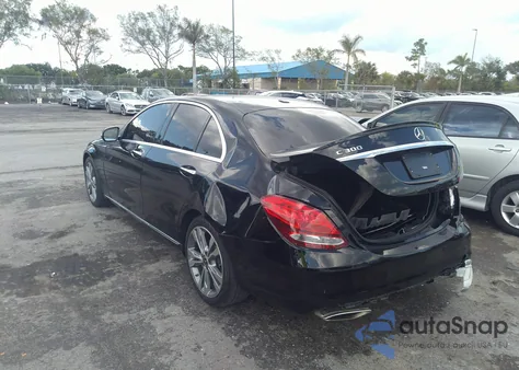 2018 Mercedes-Benz C 300 z USA, uszkodzony, nr VIN 55SWF4JB7JU249655
